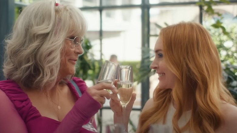 Tess (Jamie Lee Curtis) and Anna (Lindsay Lohan) as Lily and Harper having a toast of champagne in Freakier Friday