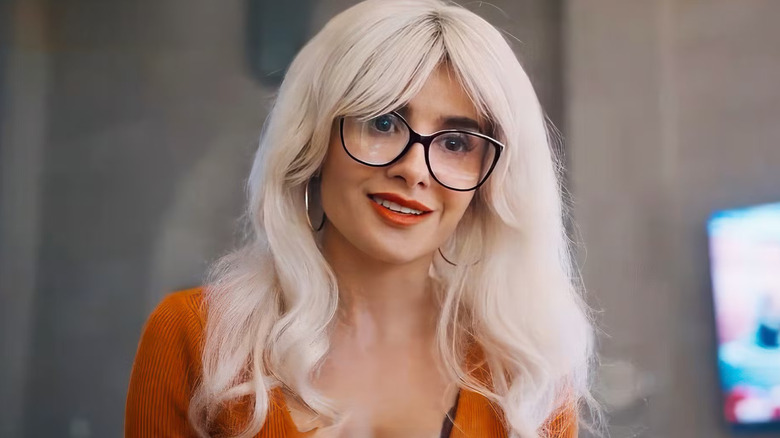 Cat Grant (Mikaela Hoover) talks to Lois Lane (Rachel Brosnahan) in 